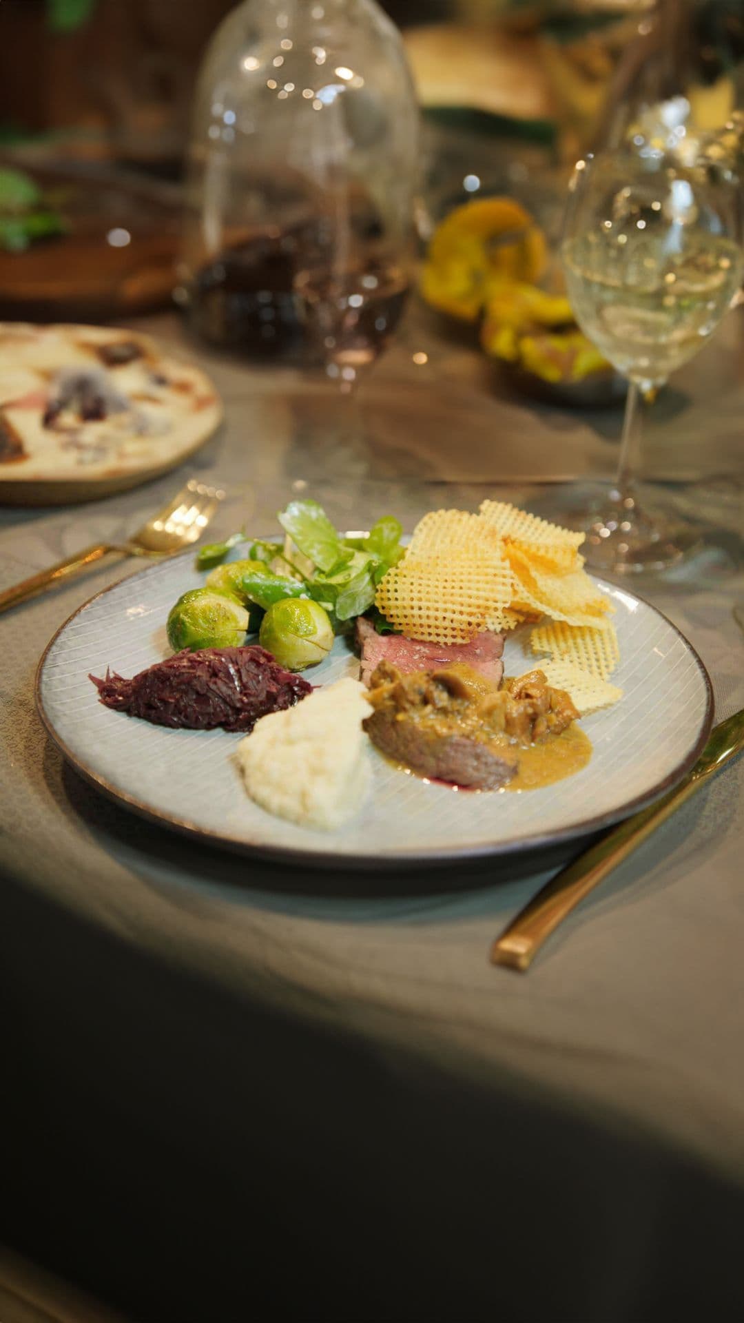 Hertengebraad met champignonsaus, rode kool, appel-knolseldermash en aardappelwafeltjes