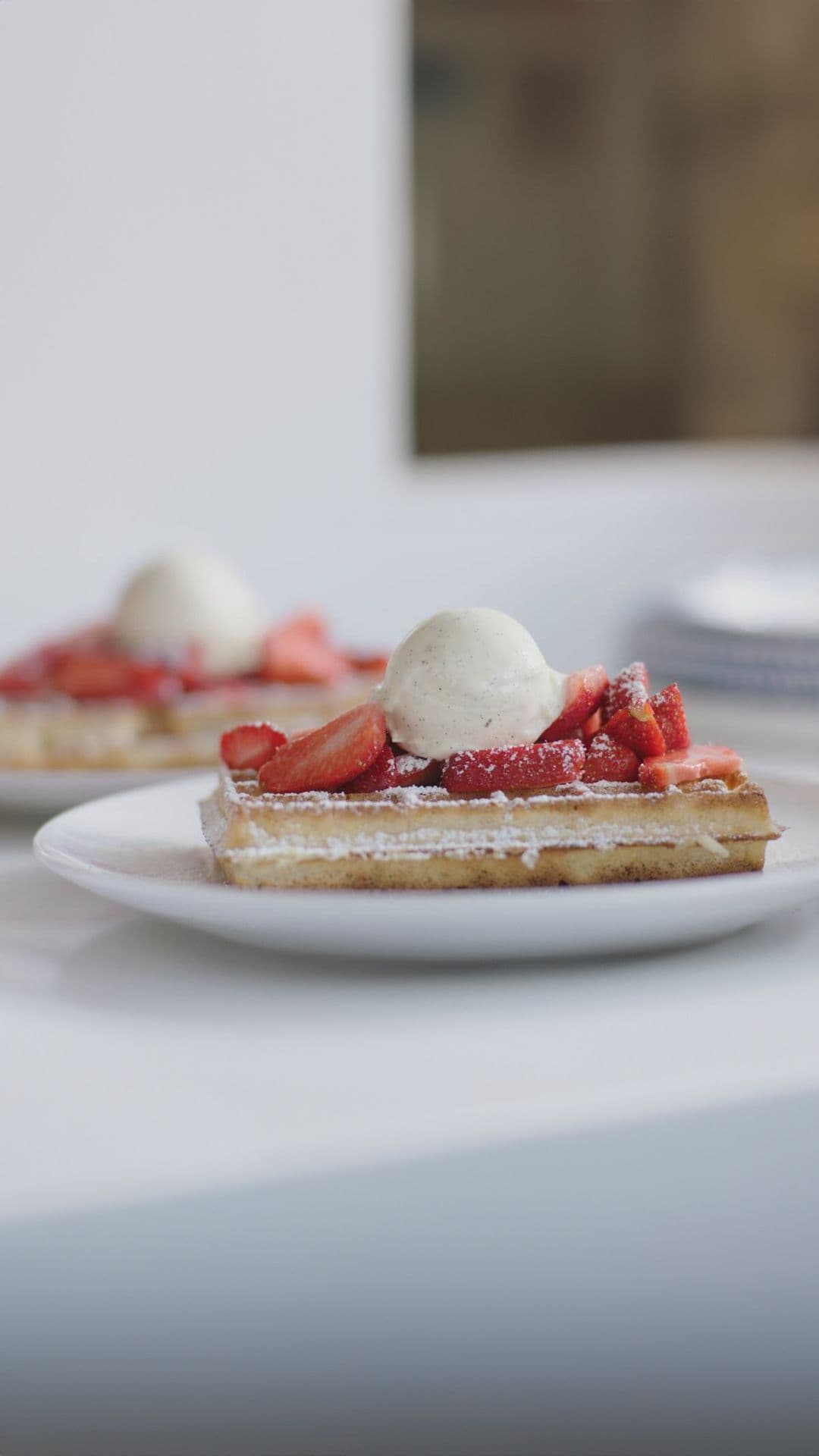 Brusselse wafel met vanille-ijs en aardbeien