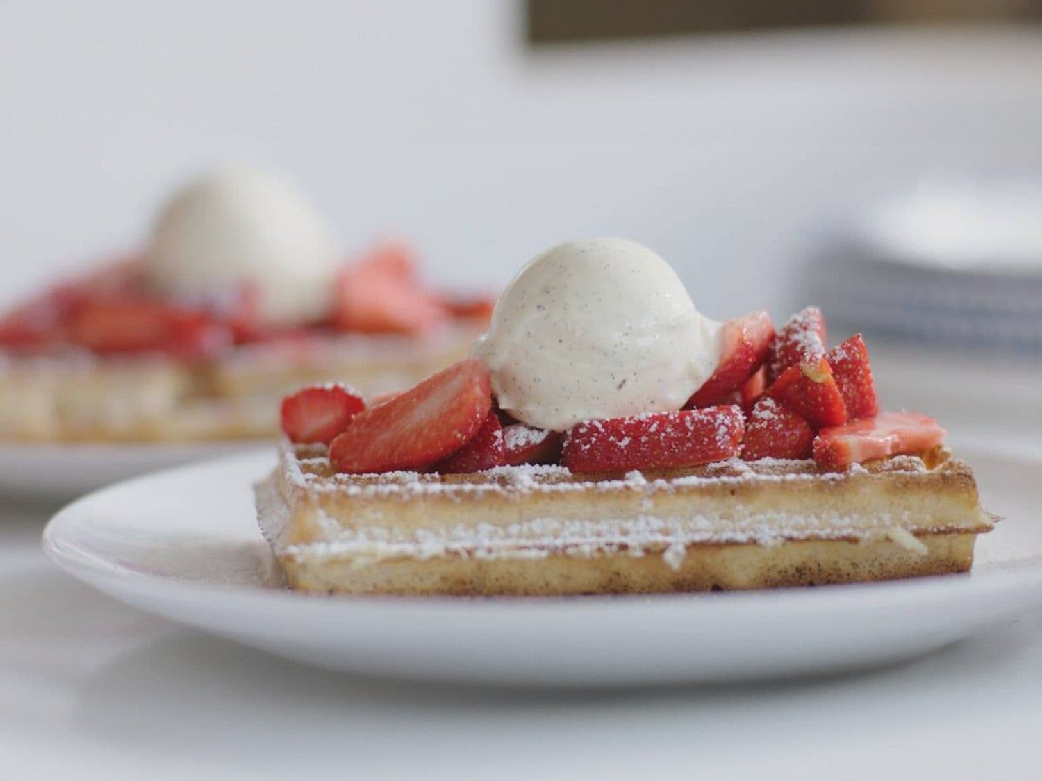 Brusselse wafel met vanille-ijs en aardbeien