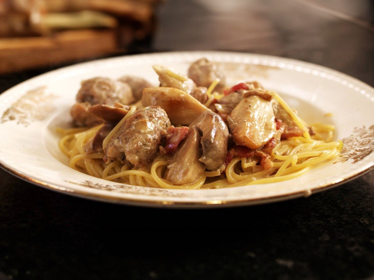 Spaghetti met worst en spekjes