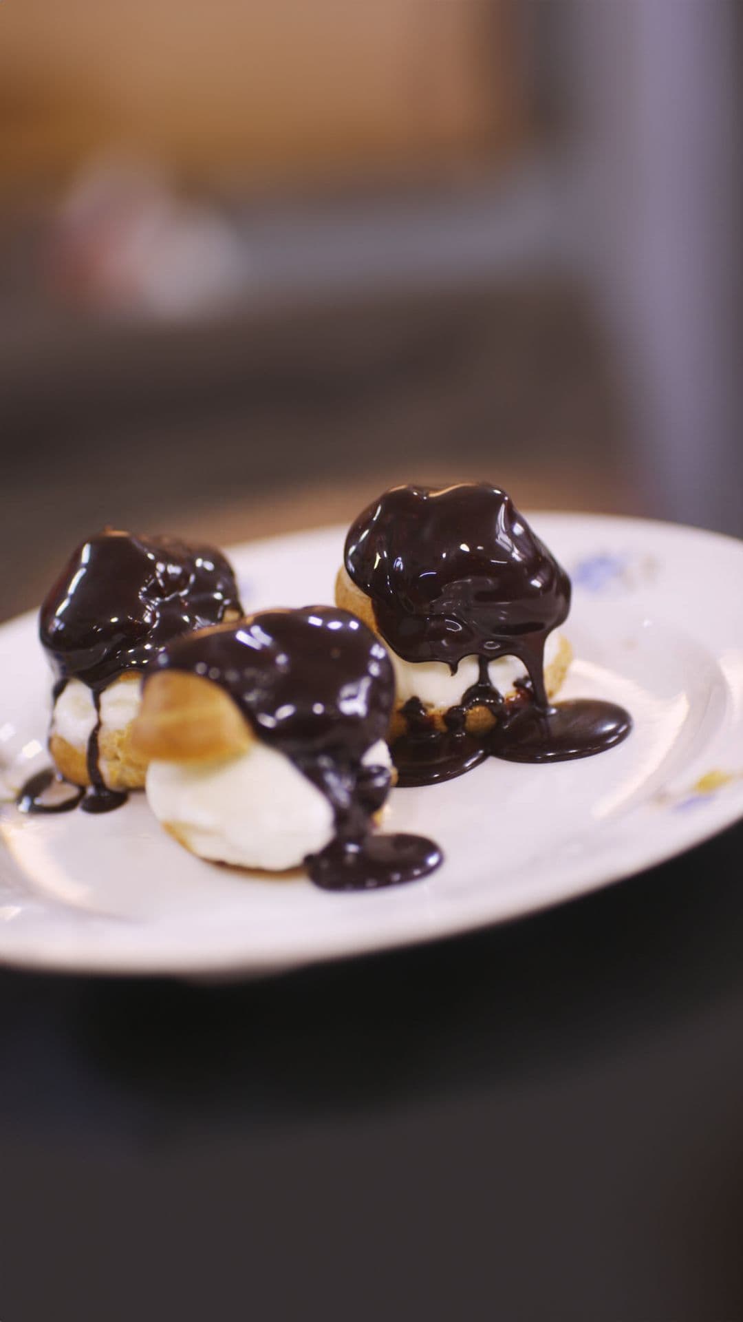 Profiteroles met ijs en chocoladesaus