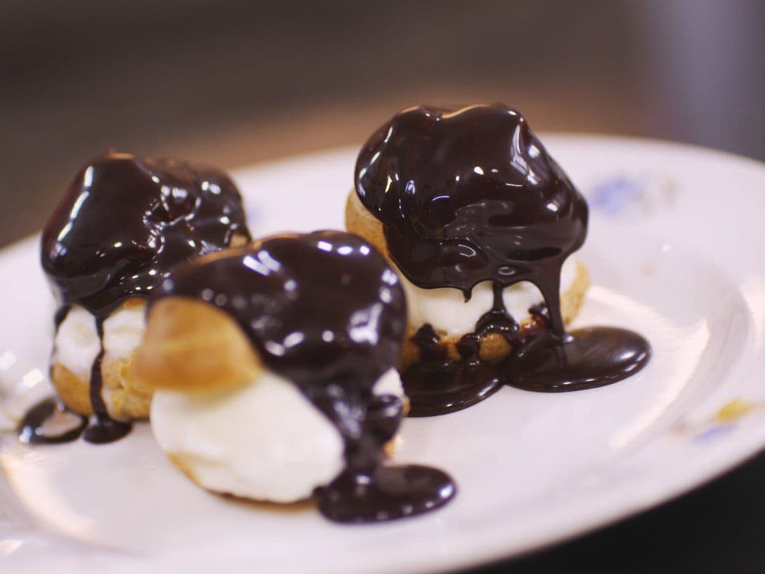 Profiteroles met ijs en chocoladesaus