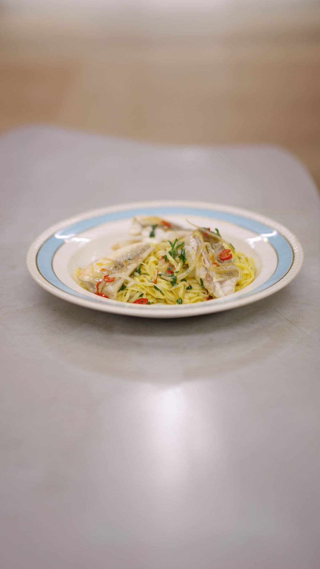 Verse pasta met rode poon, chilipeper en look