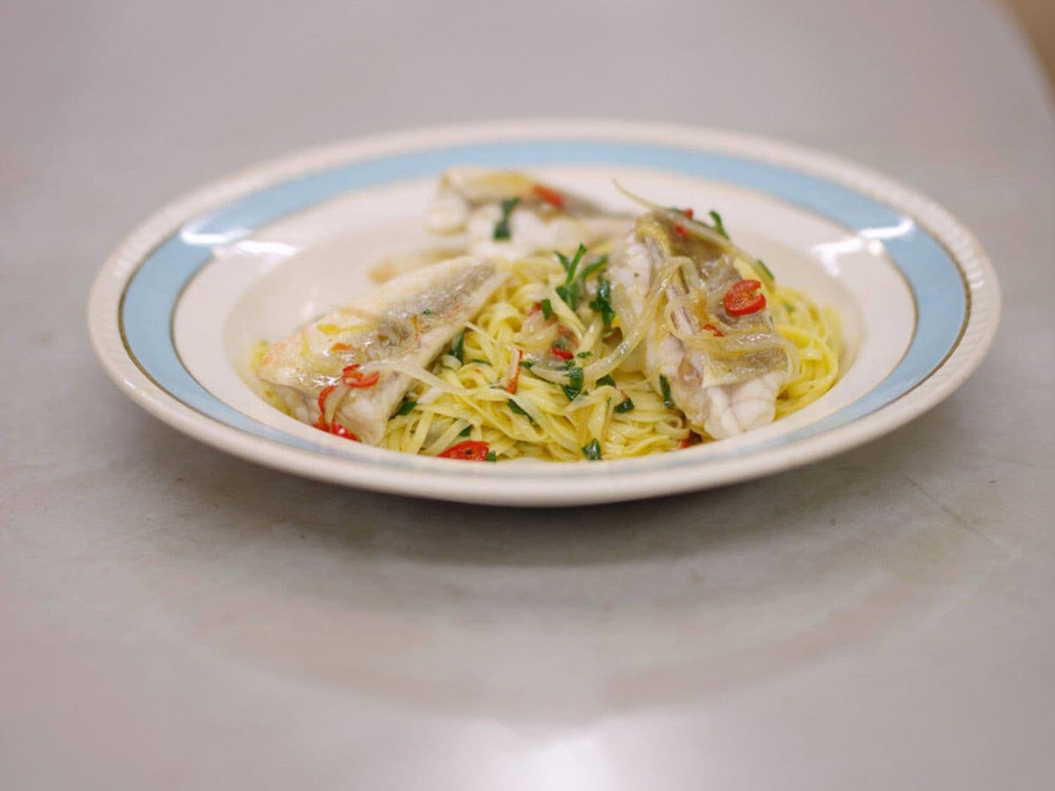Verse pasta met rode poon, chilipeper en look
