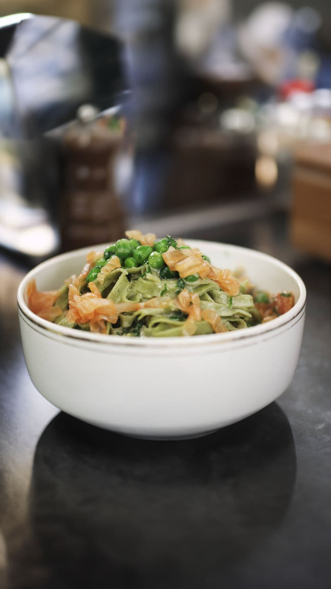 Tagliatelle met erwtjes, gerookte zalm en wittewijnsaus