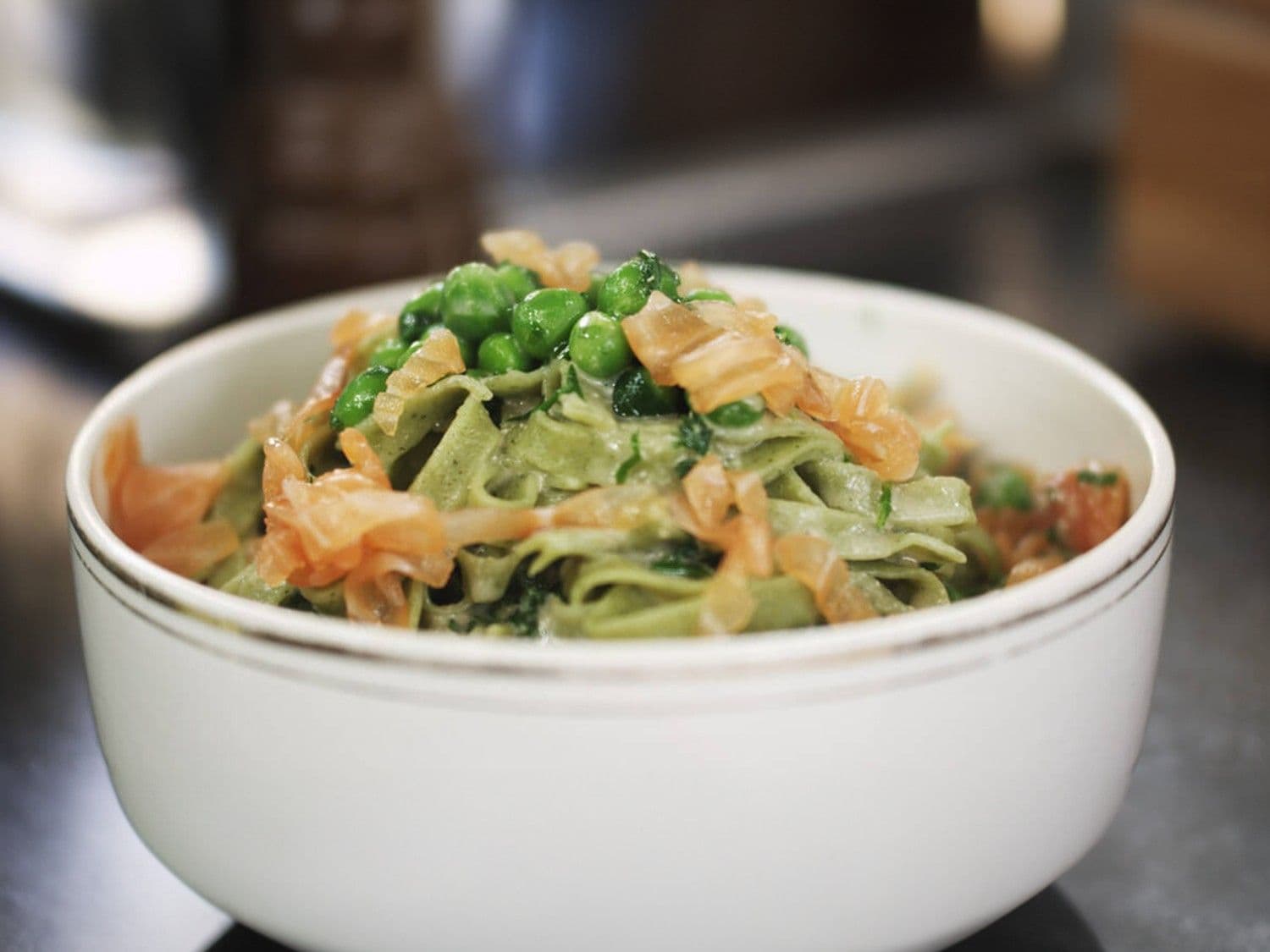 Tagliatelle met erwtjes, gerookte zalm en wittewijnsaus