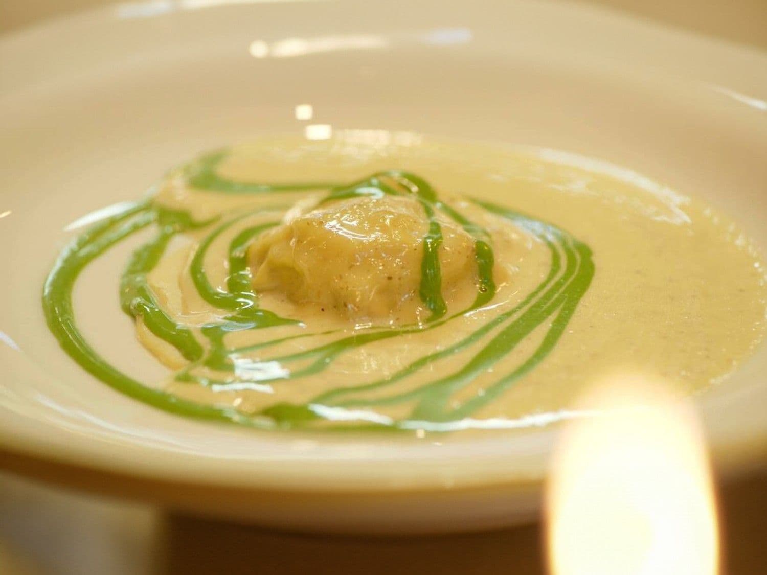 Ravioli van boschampignons met beurre blanc en peterseliecoulis