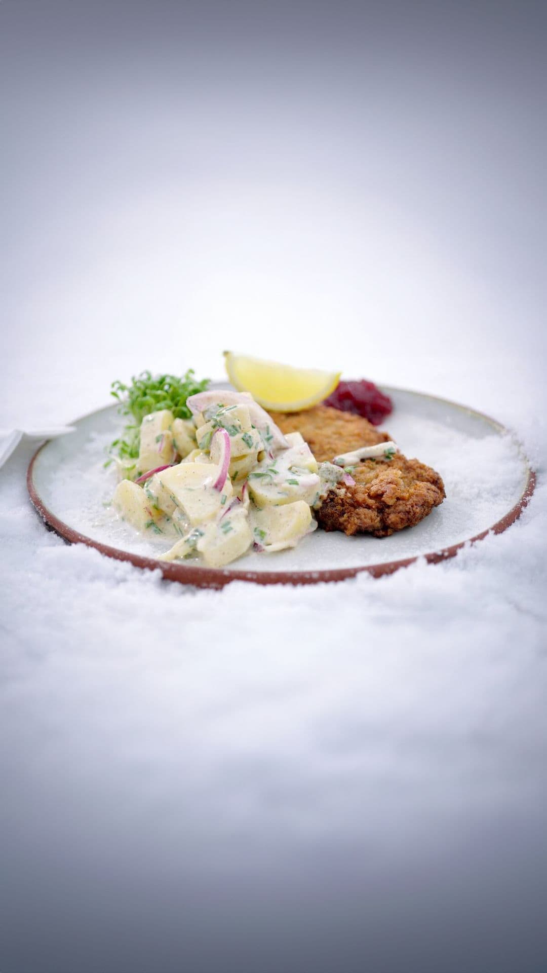 Wiener schnitzel met koude aardappelsalade en veenbessen