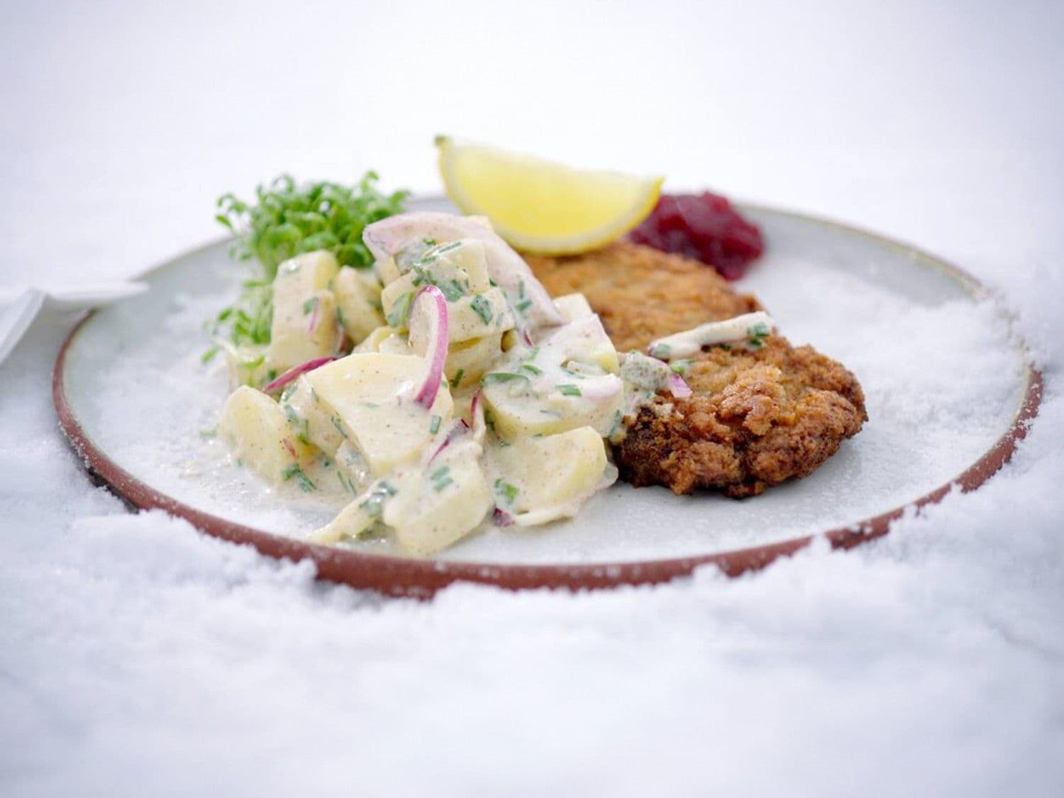 Wiener schnitzel met koude aardappelsalade en veenbessen