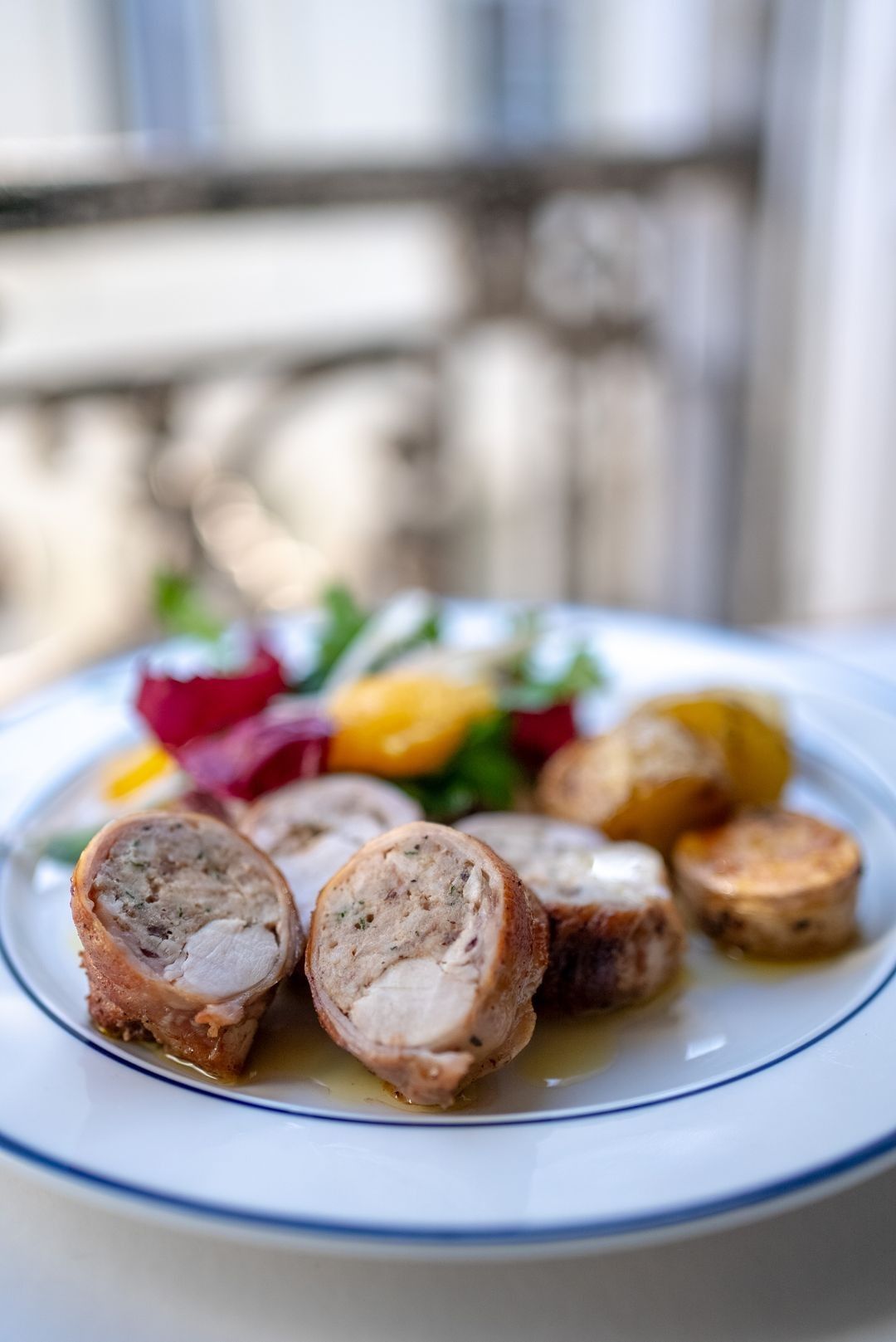 Rollade van konijn met geroosterde aardappelen en radicchiosalade met sinaasappel