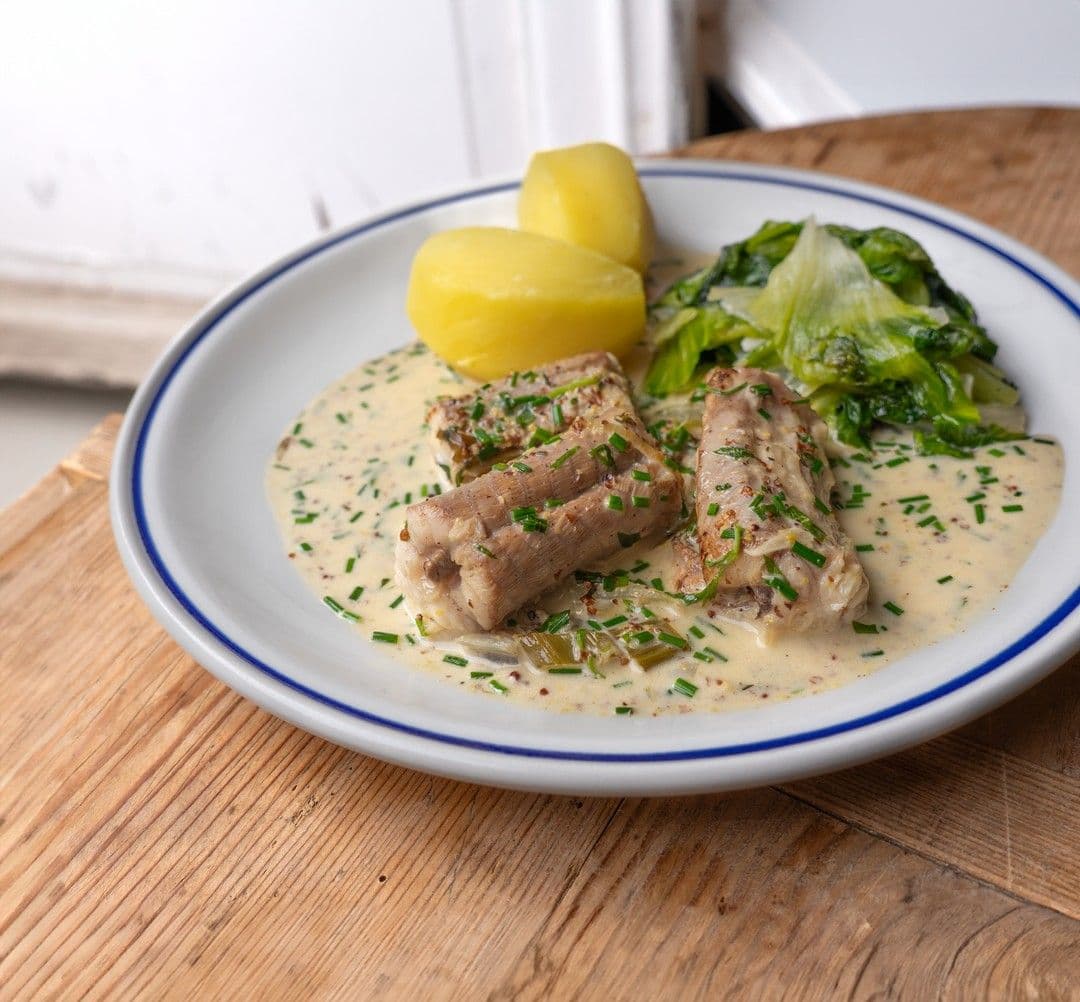 Hondshaai in mosterdsaus met andijvie en kasteelaardappelen