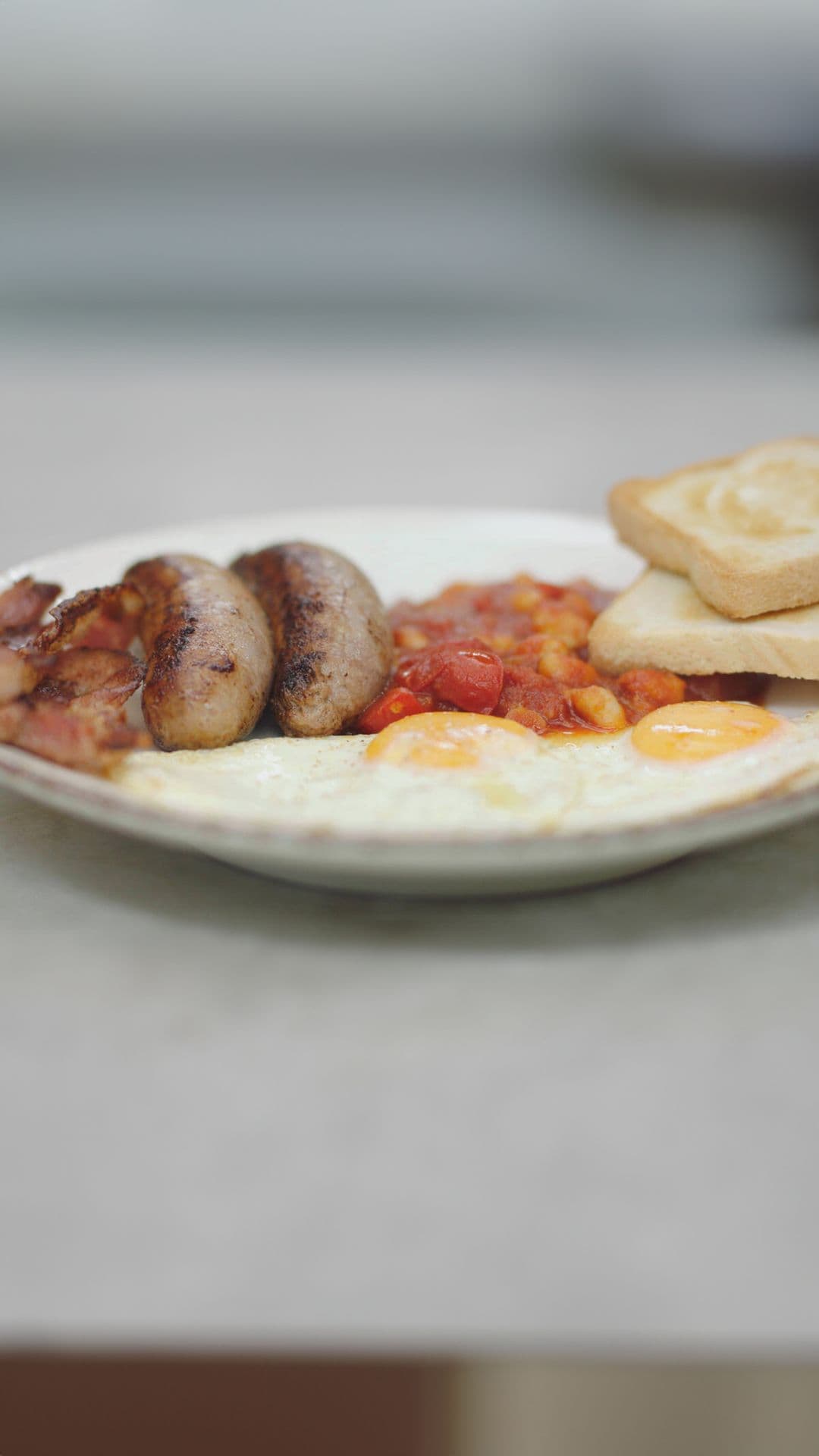 Een Engels ontbijt: Baked beans  met spek, worstjes, ei en toast