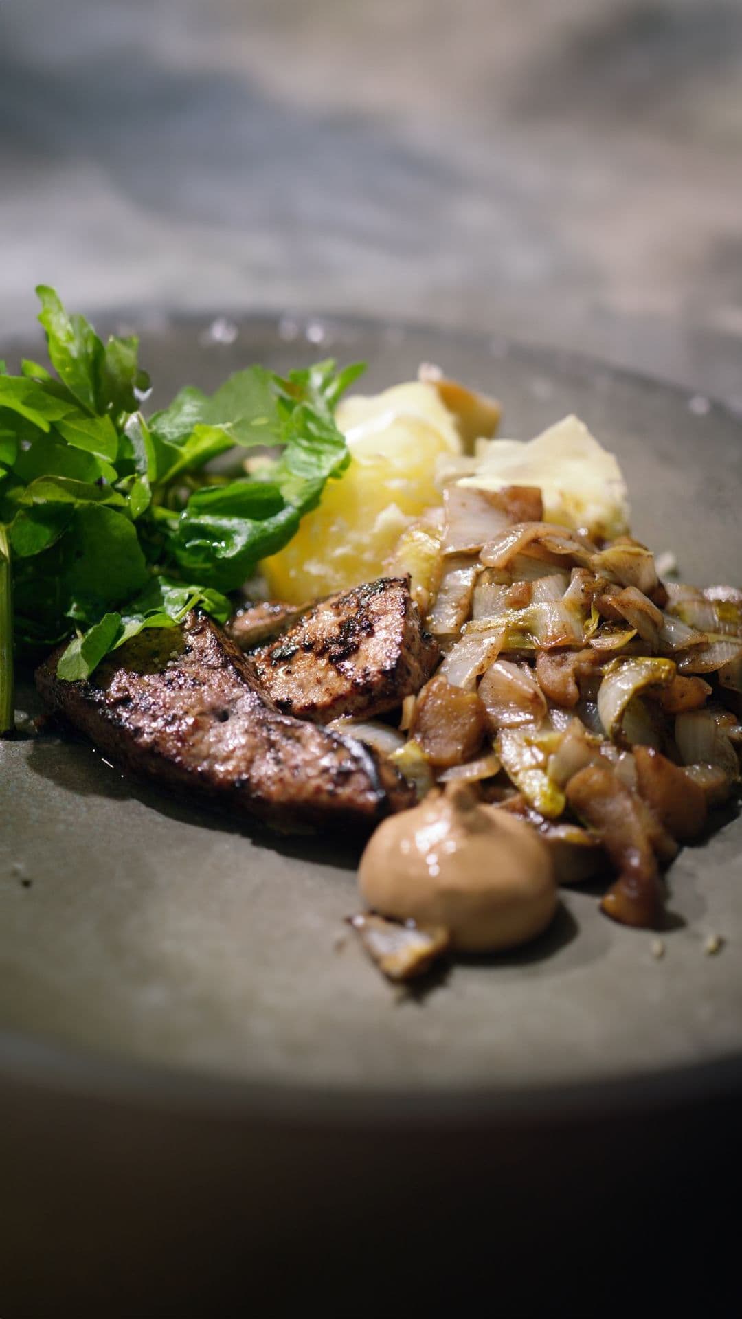 Gebakken kalfslever met gekonfijt witloof en gekookte aardappelen