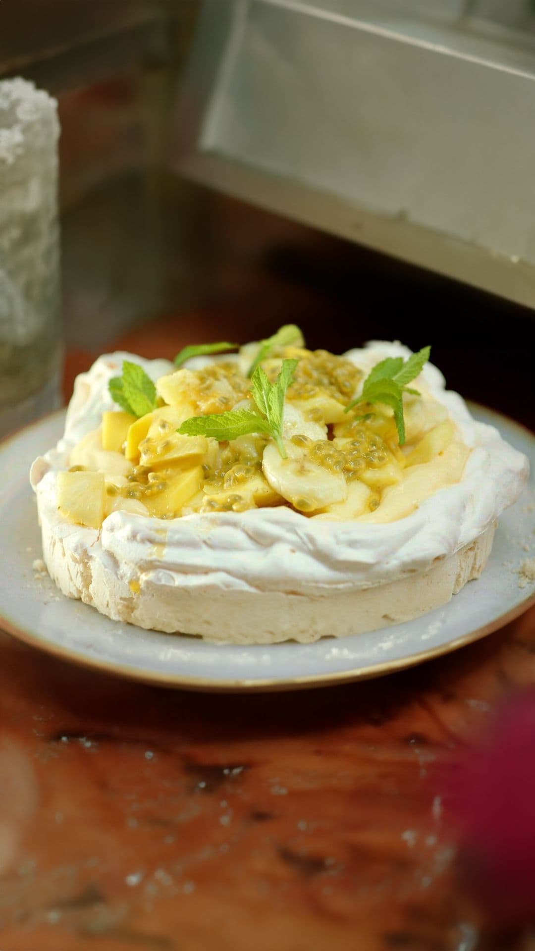 Citroen pavlova met exotisch fruit