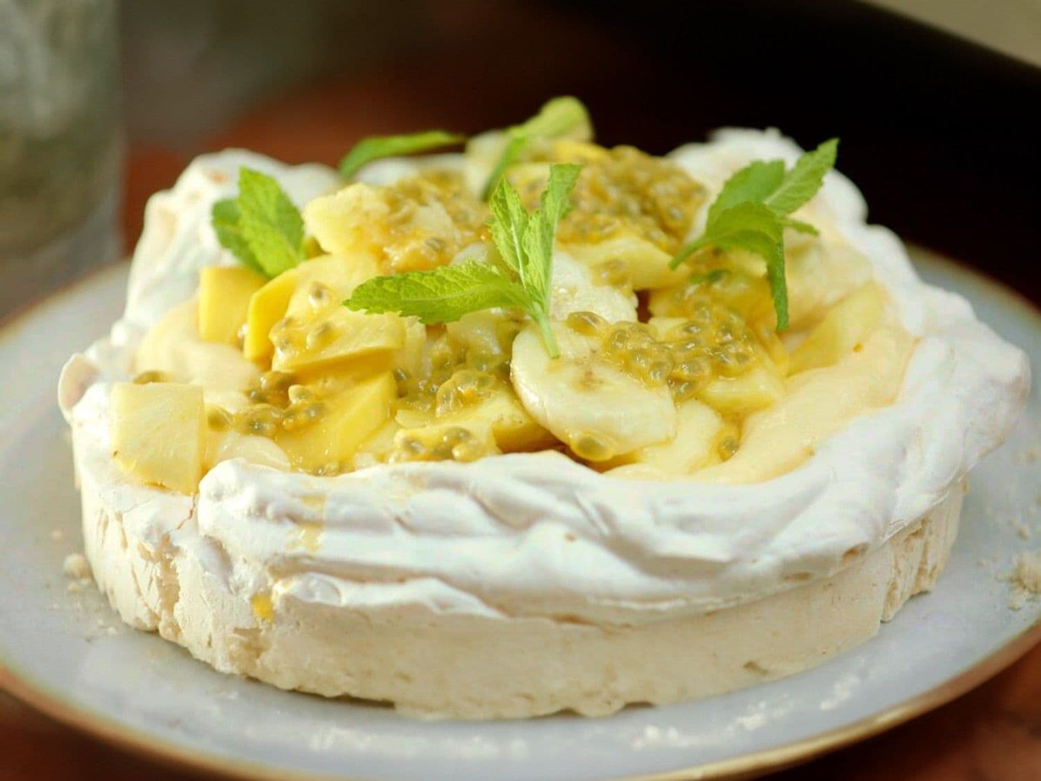Citroen pavlova met exotisch fruit