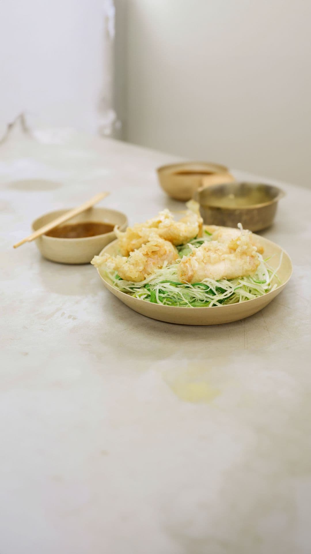 Tempura van kip met een Japanse dressing