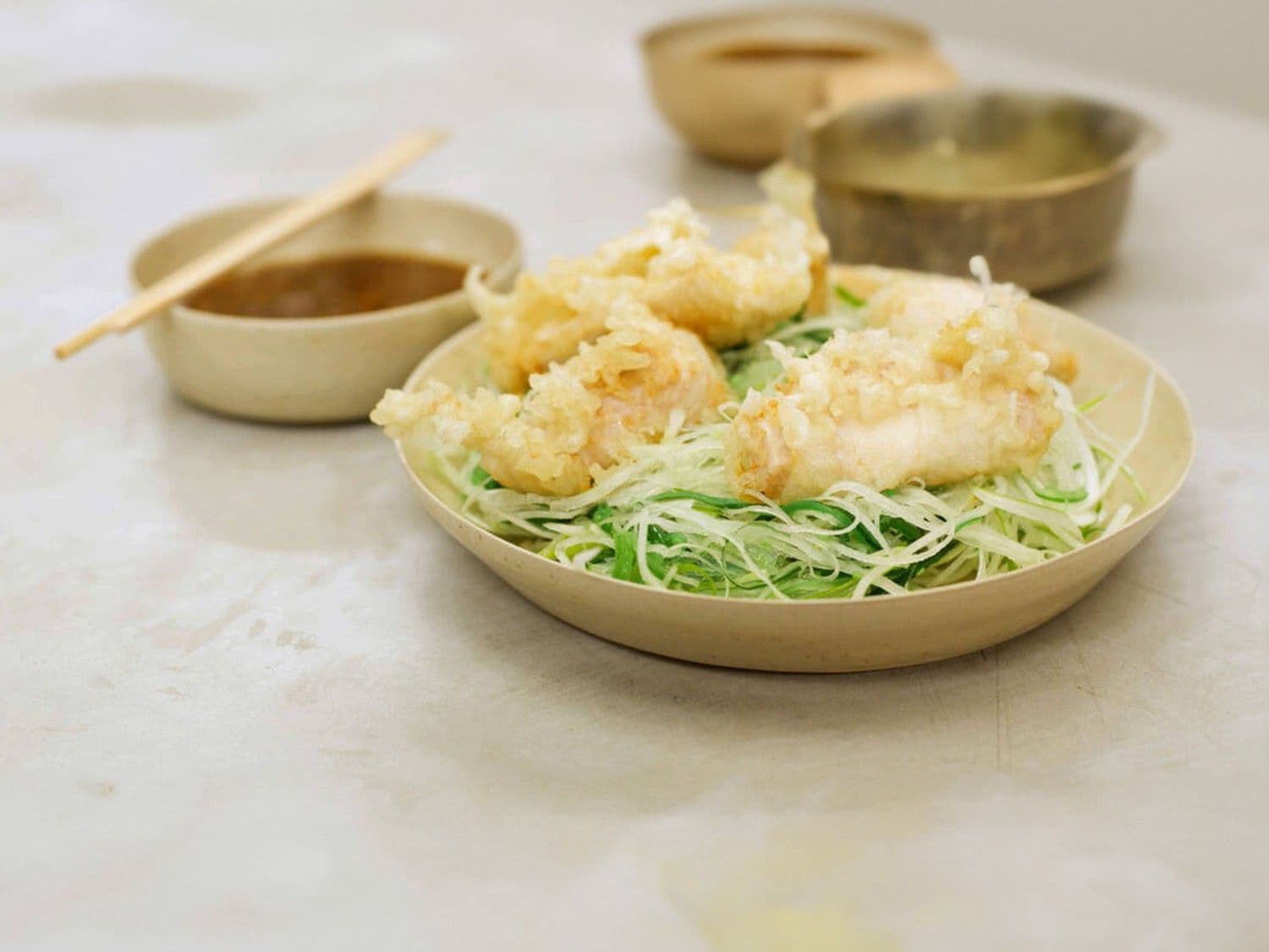 Tempura van kip met een Japanse dressing