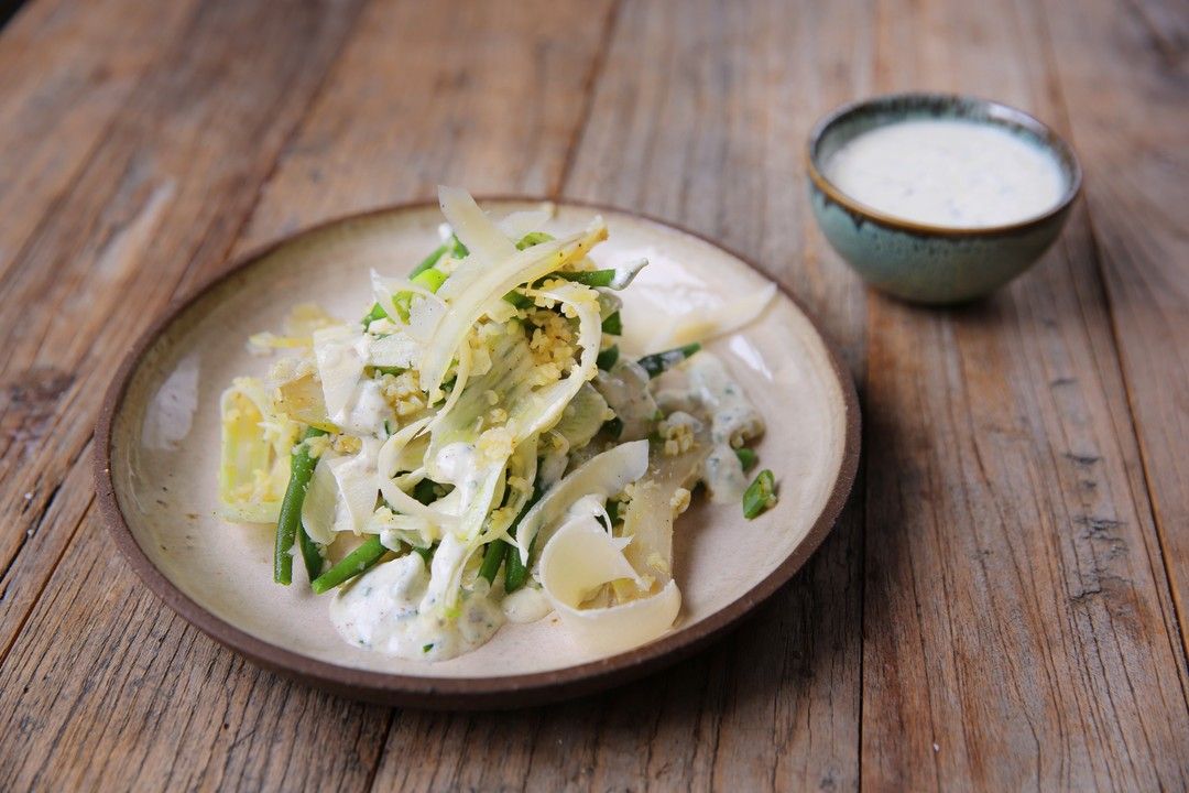 Bulgursalade met boontjes, venkel, artisjok en yoghurtdressing