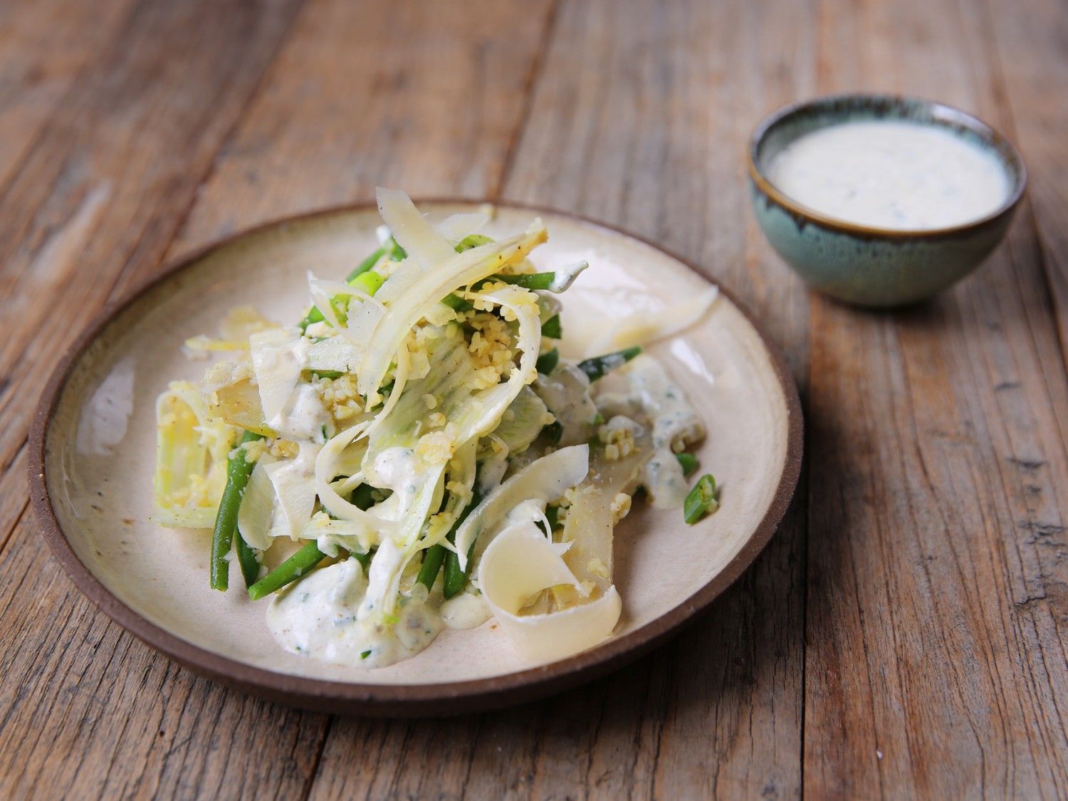 Bulgursalade met boontjes, venkel, artisjok en yoghurtdressing