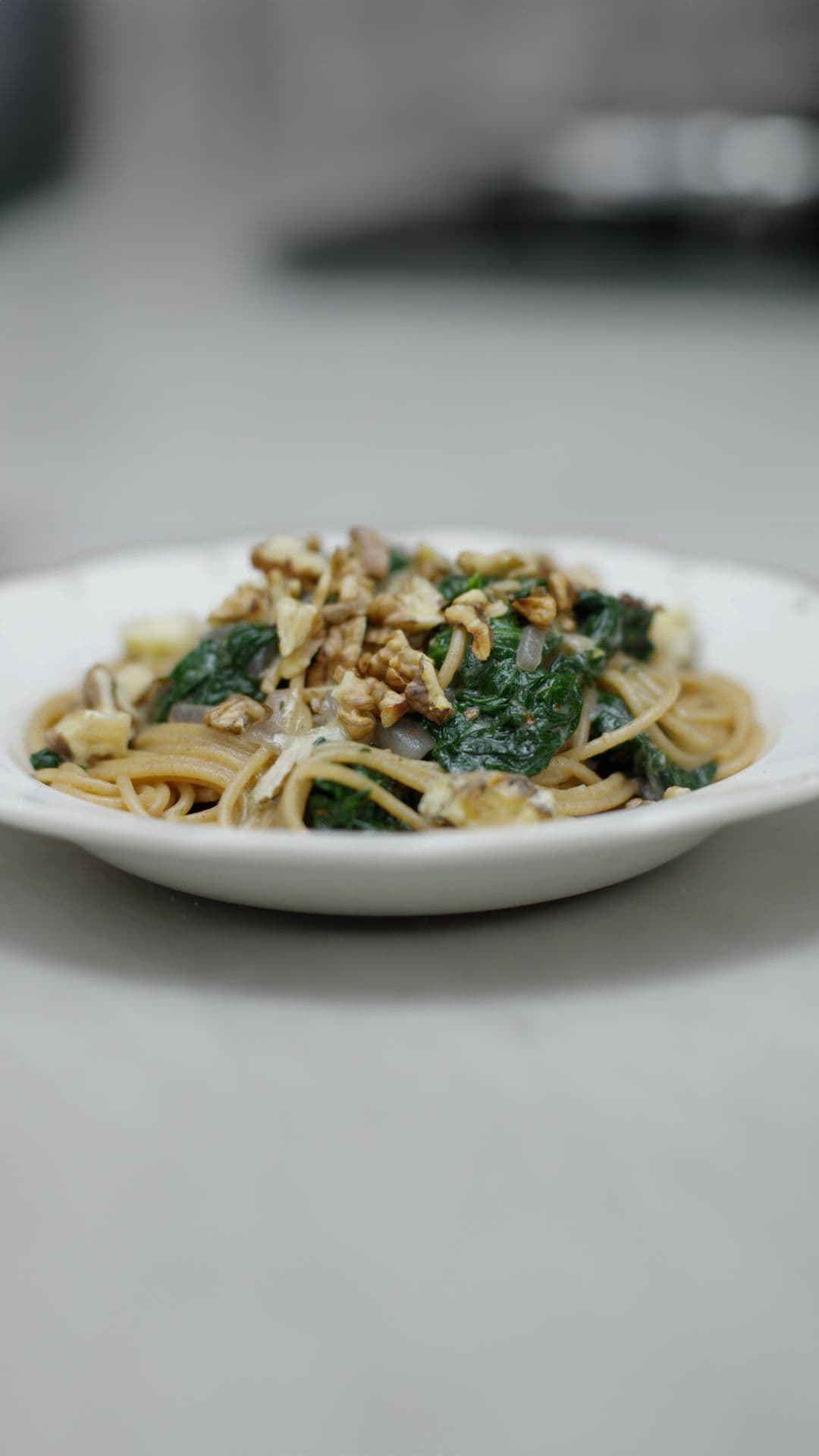 Volkorenspaghetti met rode ui, spinazie en blauwschimmelkaas