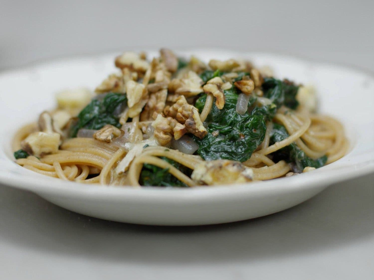 Volkorenspaghetti met rode ui, spinazie en blauwschimmelkaas