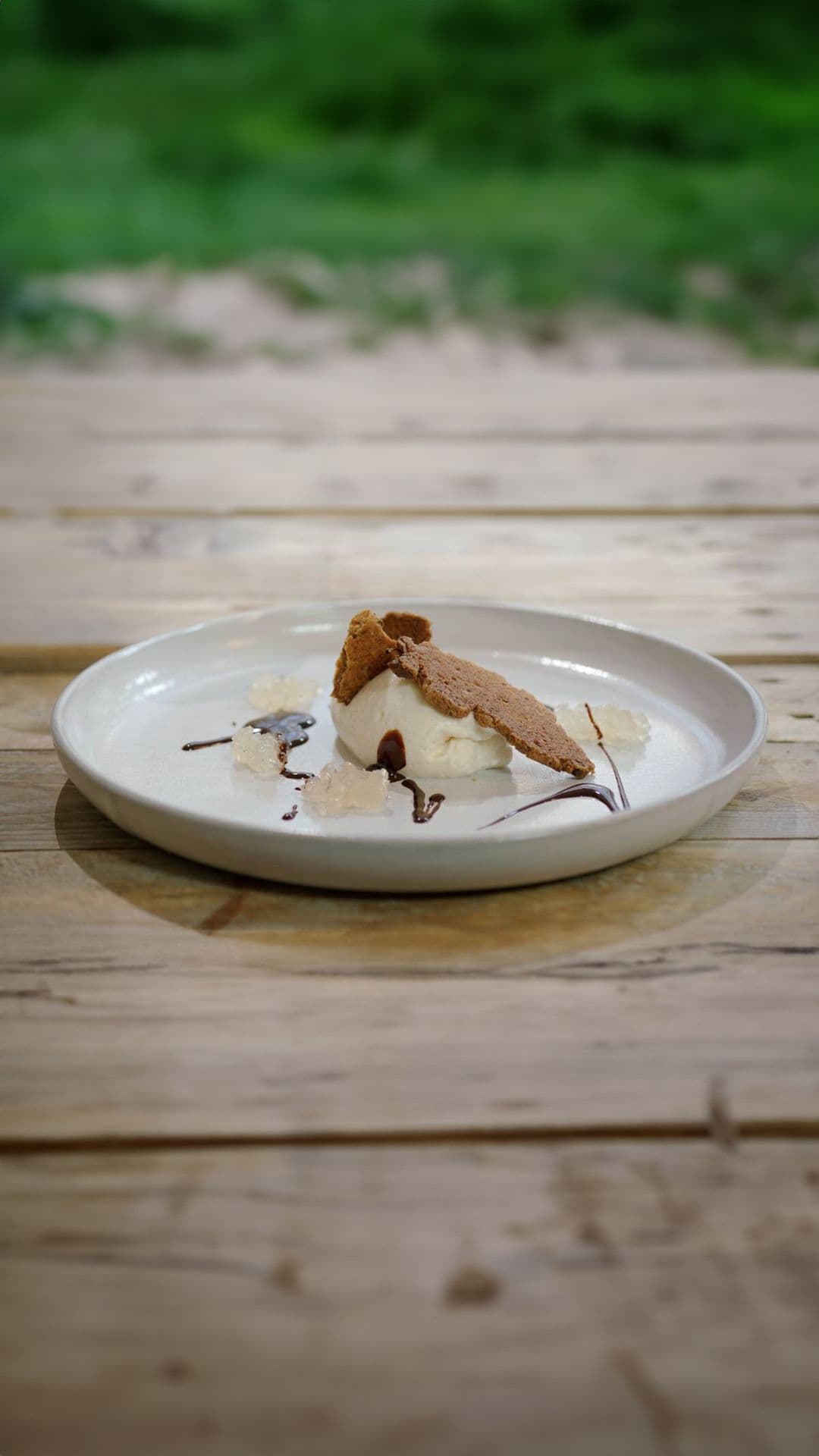 Mousse en gelei van kweepeer met pistachekoekjes en chocoladesaus