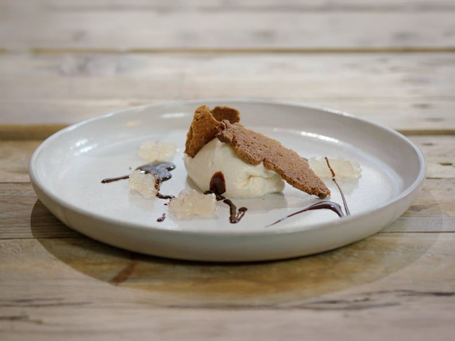 Mousse en gelei van kweepeer met pistachekoekjes en chocoladesaus