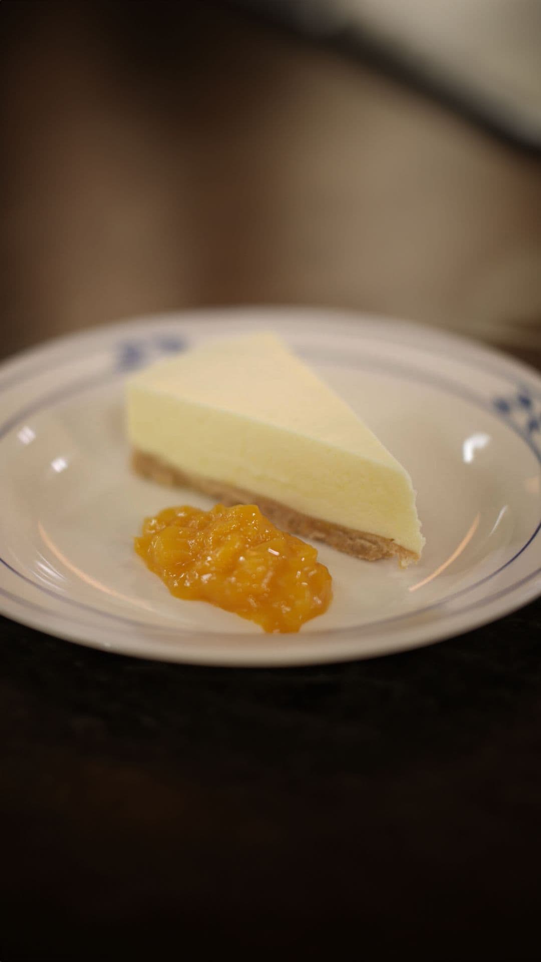 Witte chocolademoussetaart met mangocompote