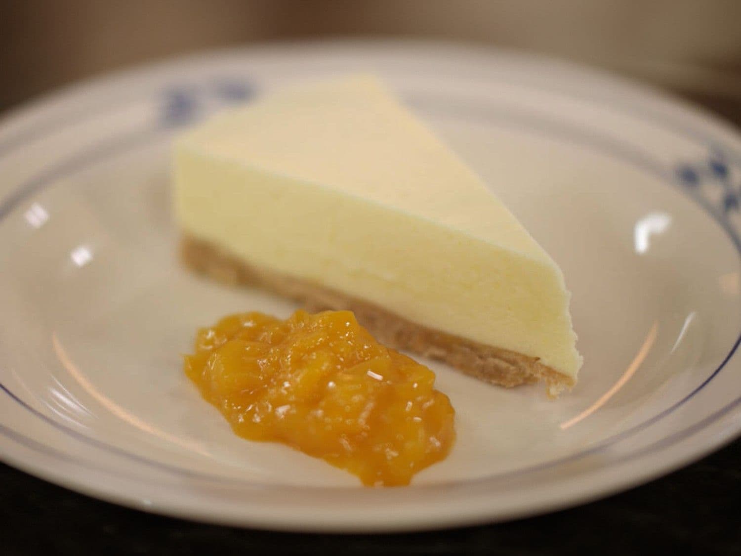 Witte chocolademoussetaart met mangocompote