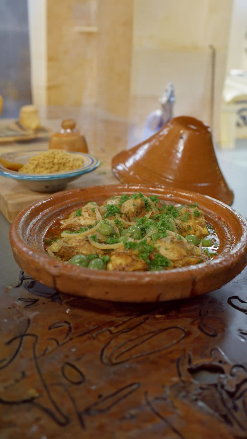 Tajine van kip met groene olijven en zoute citroen