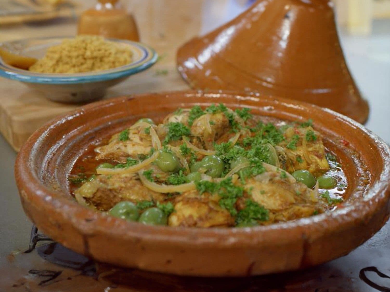 Tajine van kip met groene olijven en zoute citroen
