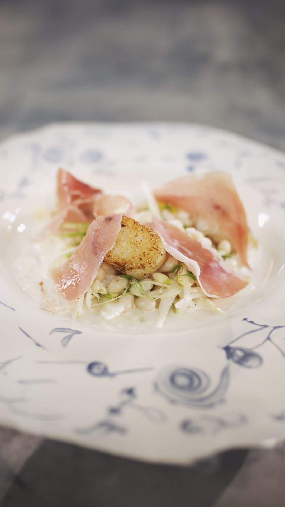 Salade van witte bonen, sint-jakobsnootjes en gedroogde ham