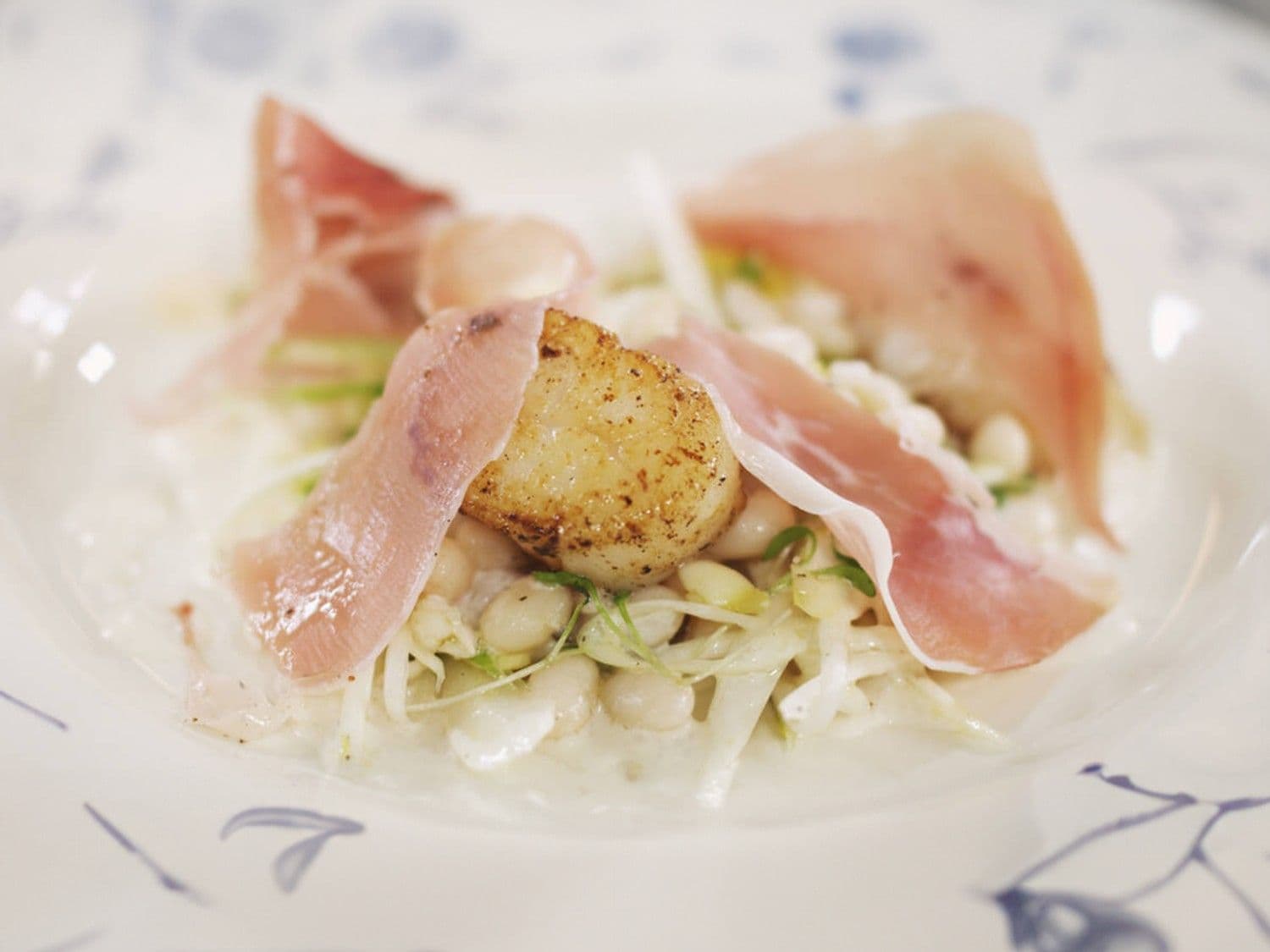 Salade van witte bonen, sint-jakobsnootjes en gedroogde ham
