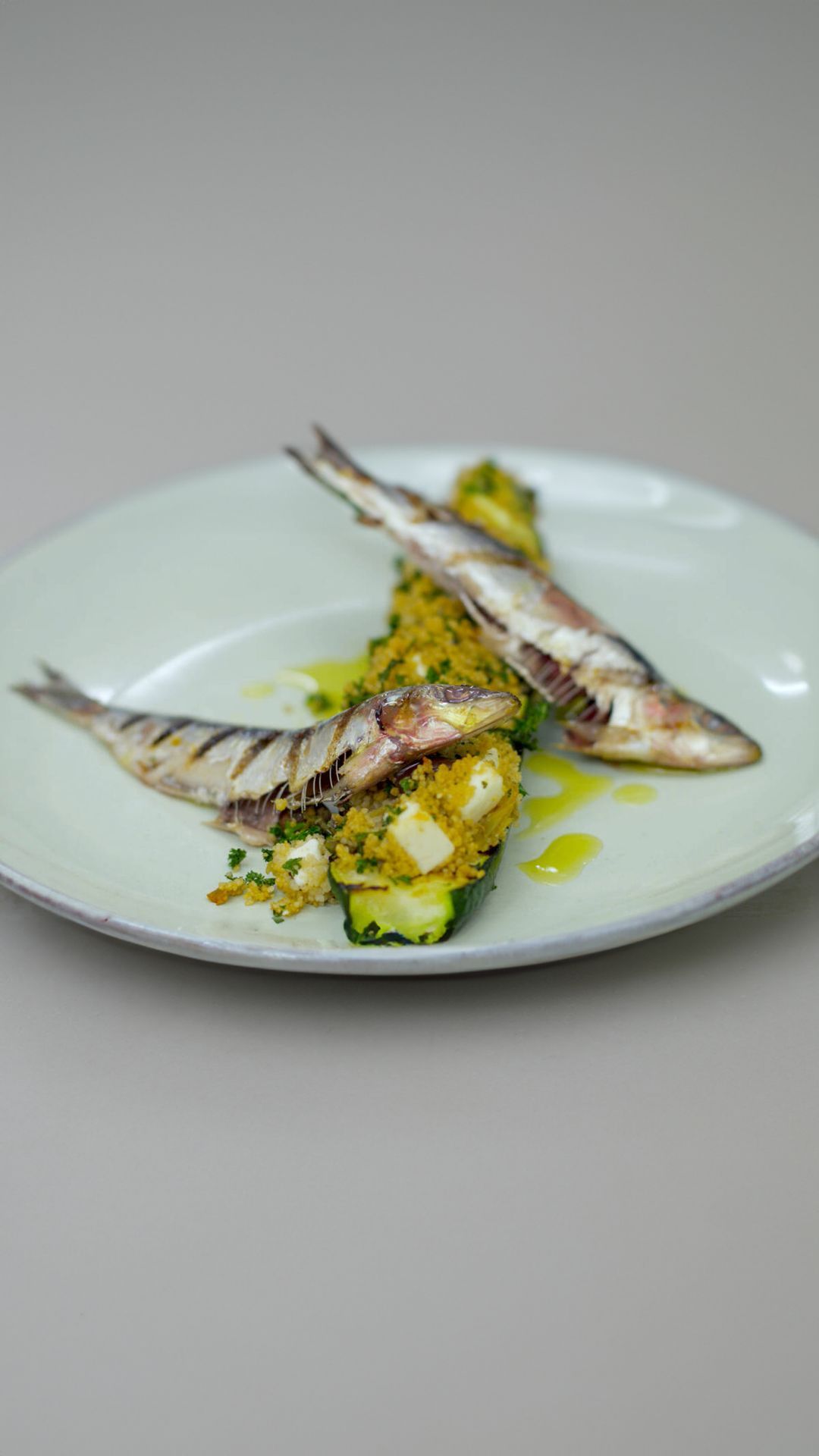 Sardienen op de grill met gevulde courgetten