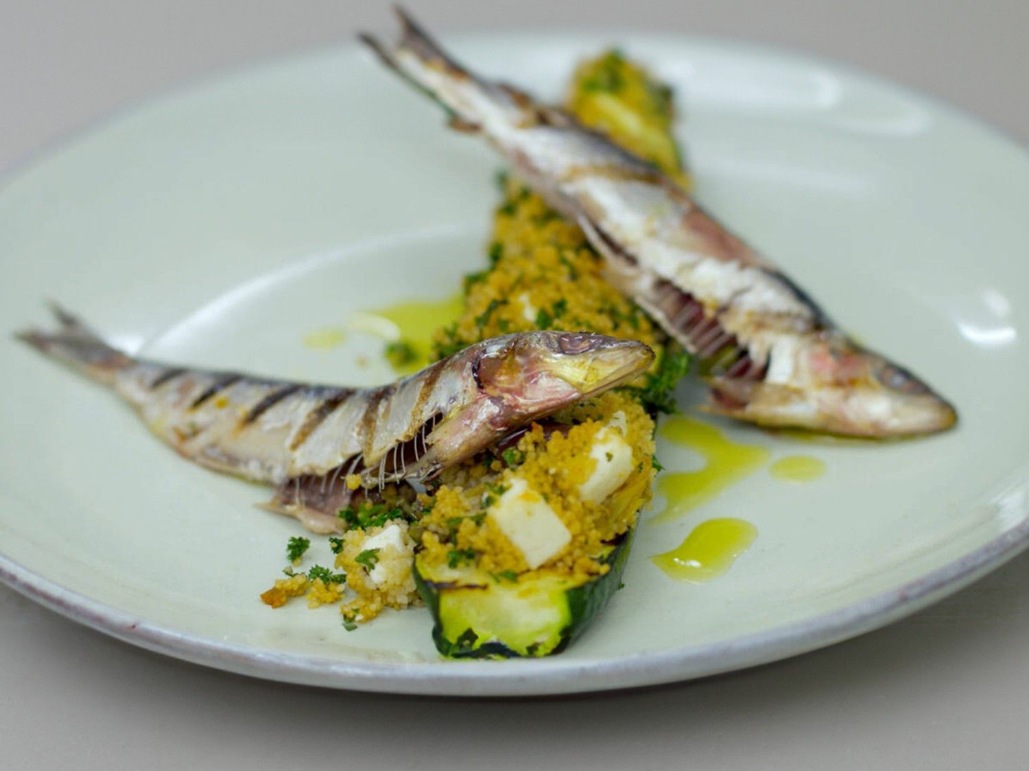 Sardienen op de grill met gevulde courgetten