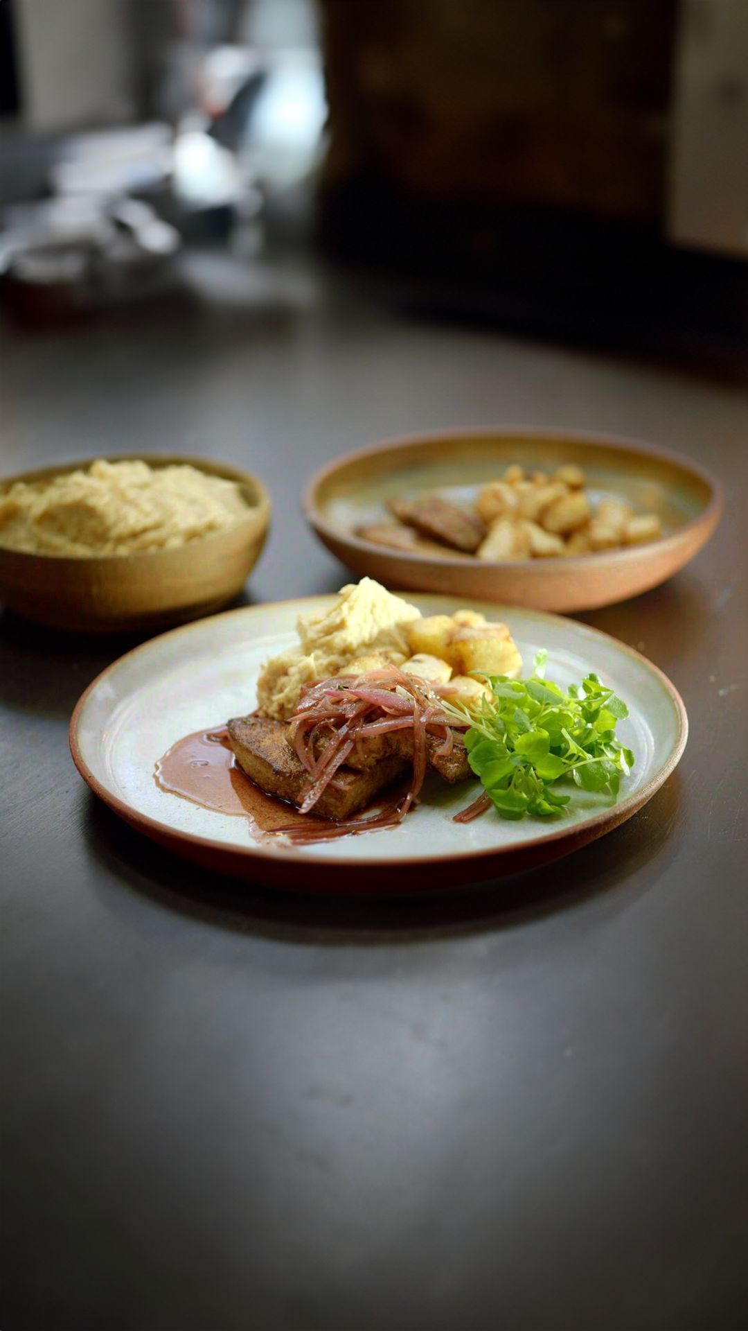 Kalfslever met gebakken appelen en knolselder, aardappelpuree met graanmosterd en mosterdsla