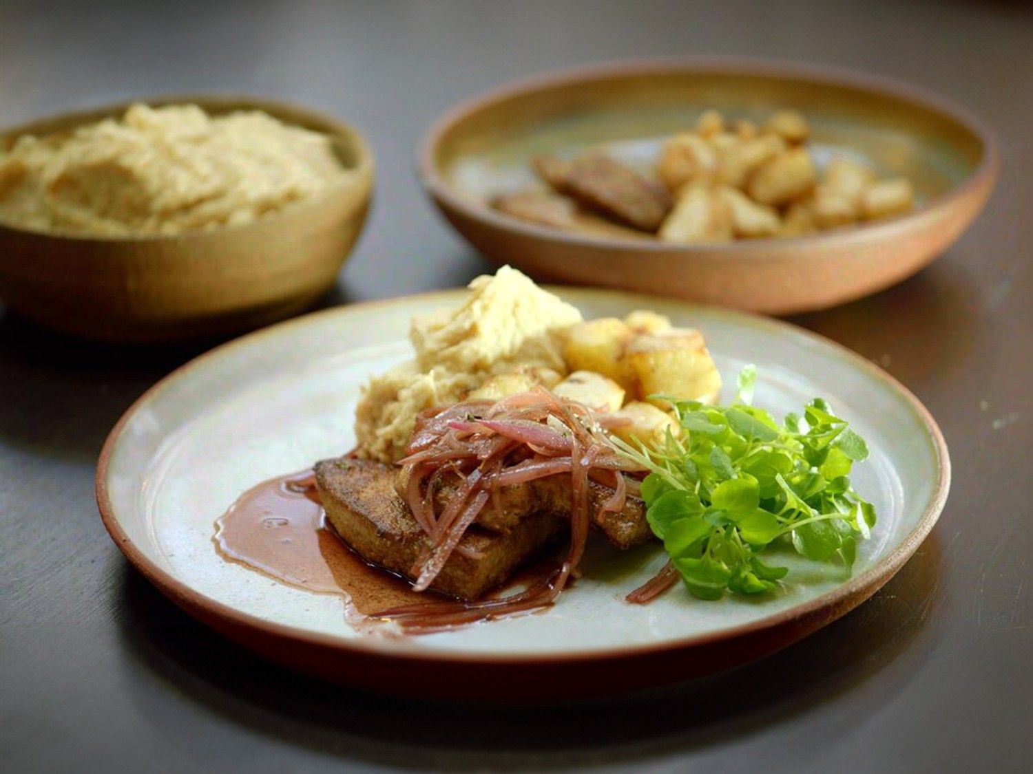 Kalfslever met gebakken appelen en knolselder, aardappelpuree met graanmosterd en mosterdsla