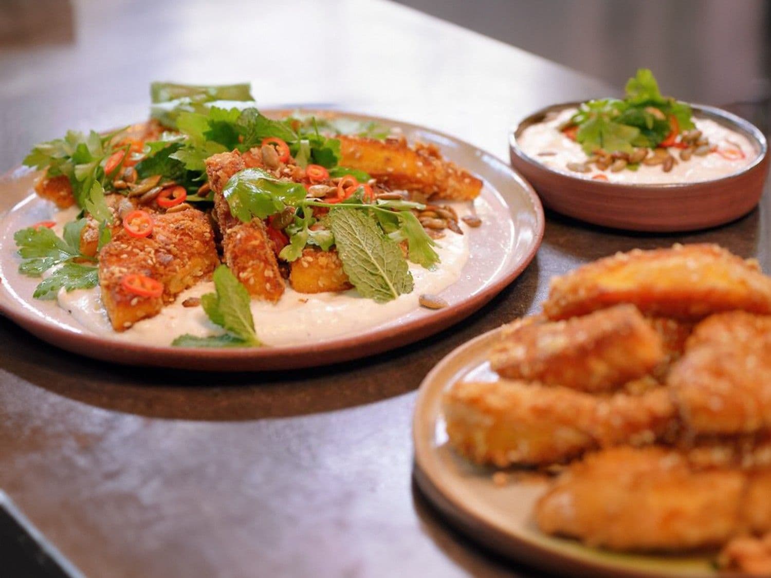 Gepaneerde pompoen met opgeklopte feta en pompoenpitten