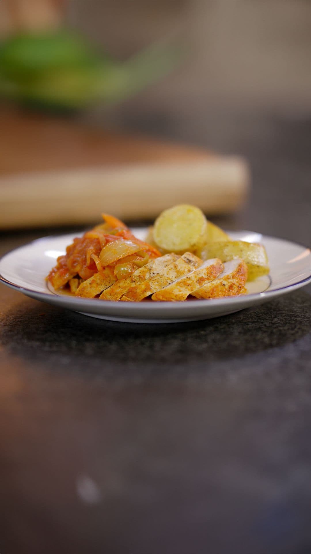 Kipfilet met piperade en geroosterde aardappelen