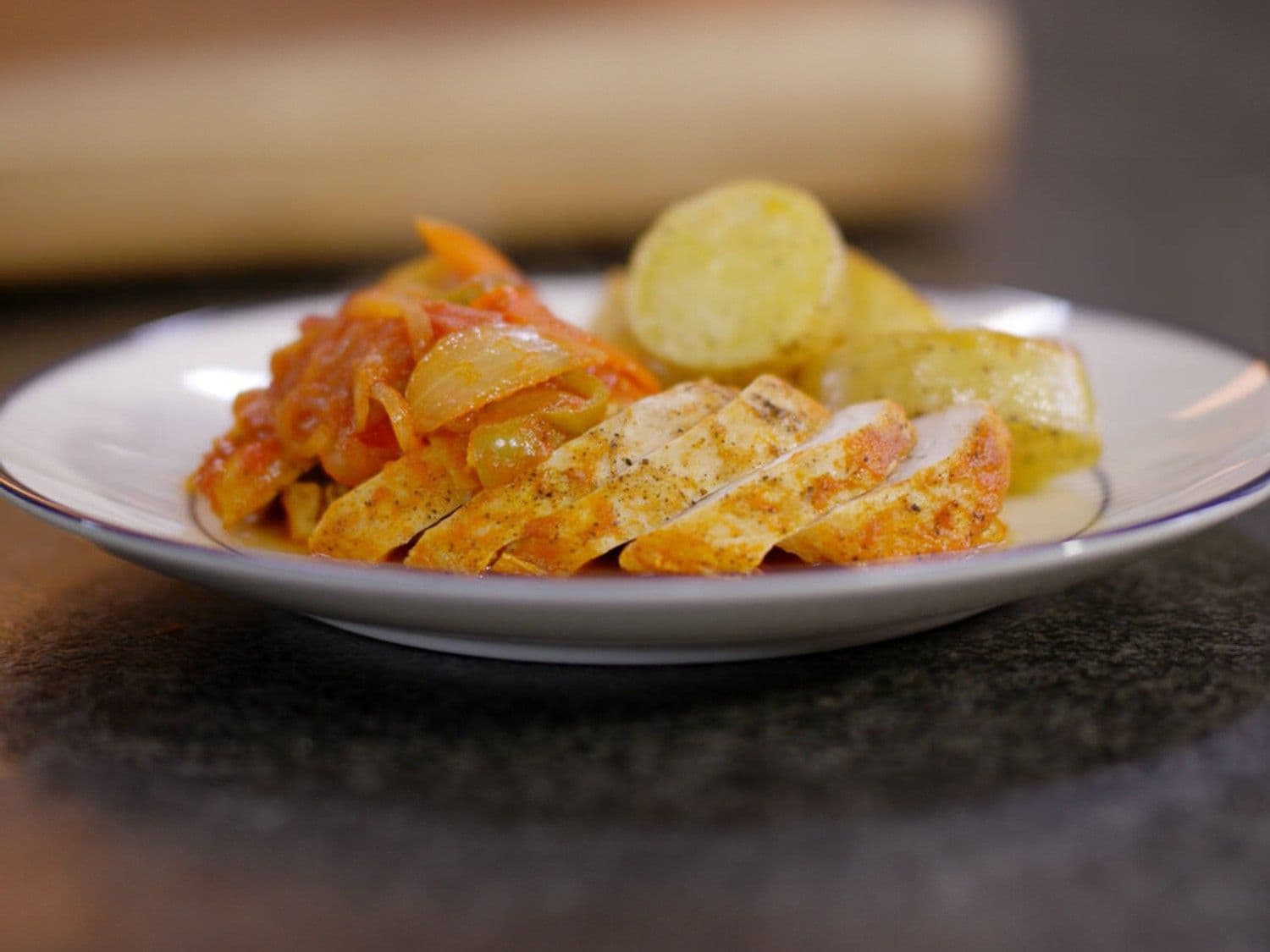 Kipfilet met piperade en geroosterde aardappelen