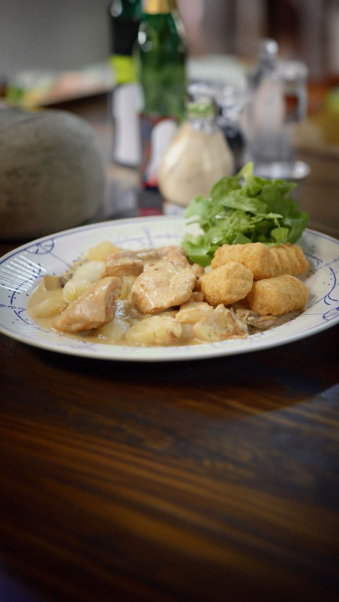 Blanquette van kippendijen met wintergroenten, waterkers en kroketten