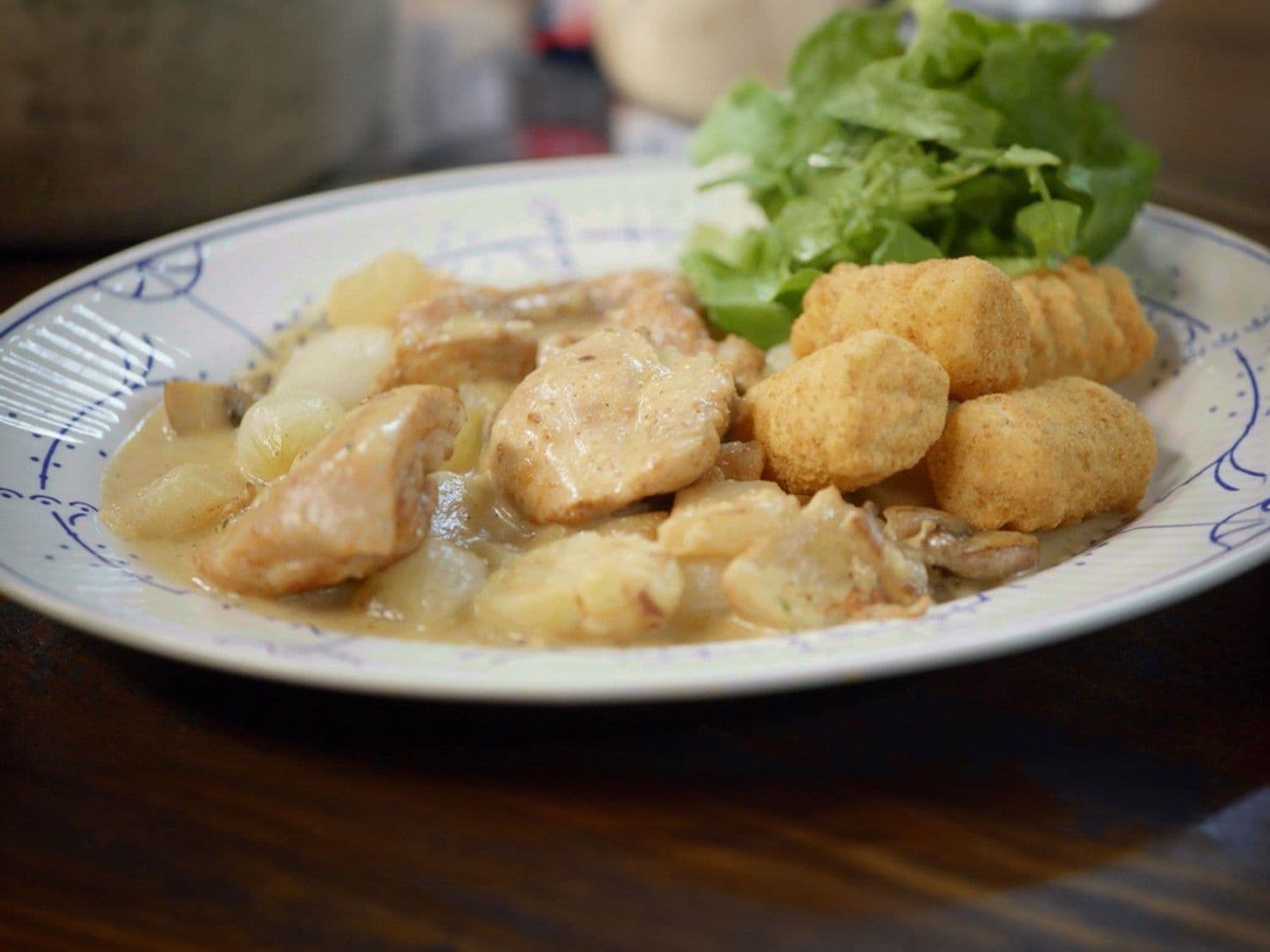Blanquette van kippendijen met wintergroenten, waterkers en kroketten