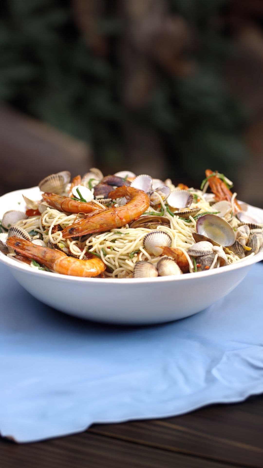 Mild gerookte schelpjes en gamba's op de barbecue met spaghetti