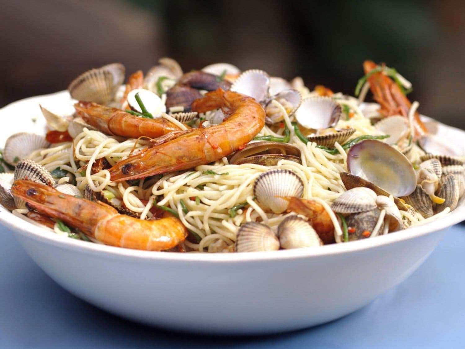 Mild gerookte schelpjes en gamba's op de barbecue met spaghetti