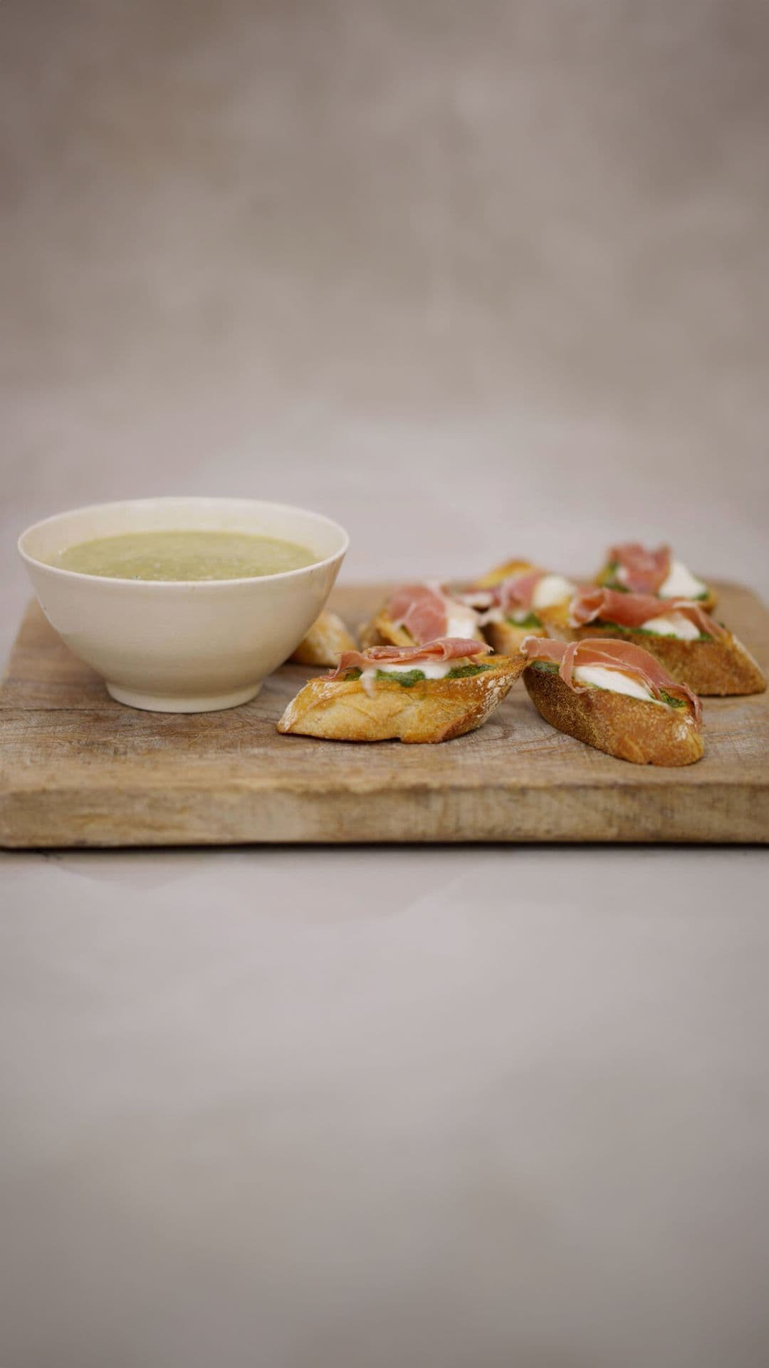Courgettesoep met dragon en waterkers, met crostini