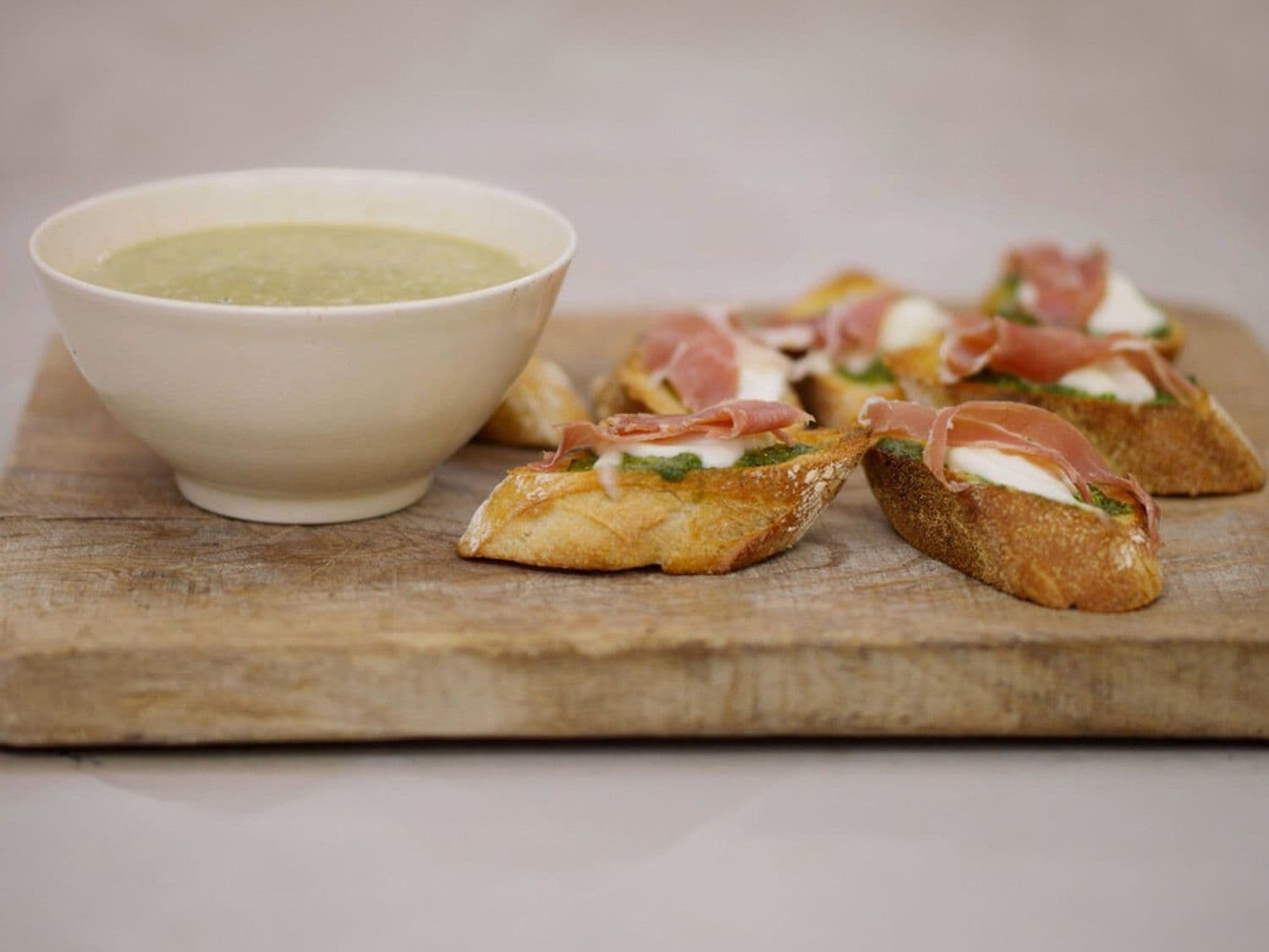 Courgettesoep met dragon en waterkers, met crostini