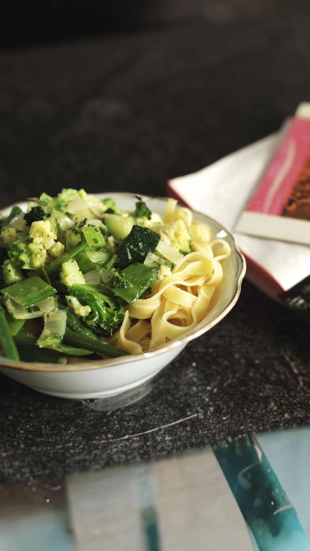Tagliatelle met  groene groenten en blauwe kaas