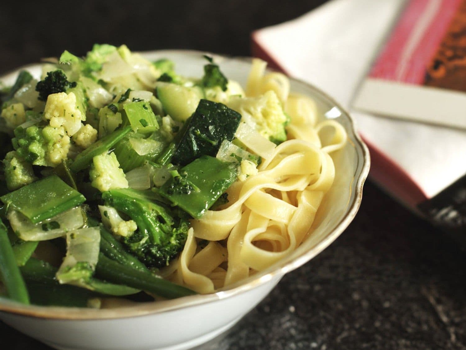 Tagliatelle met  groene groenten en blauwe kaas