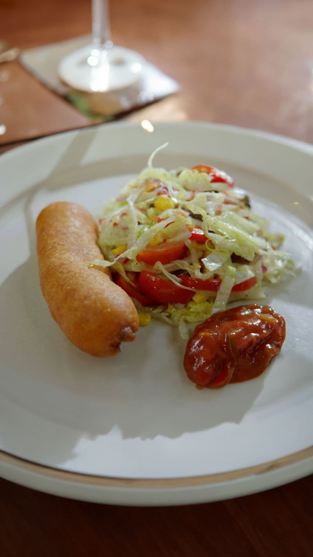 Corn dog met Mexicaanse salade en pittige salsa