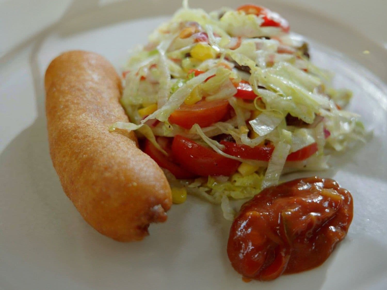 Corn dog met Mexicaanse salade en pittige salsa